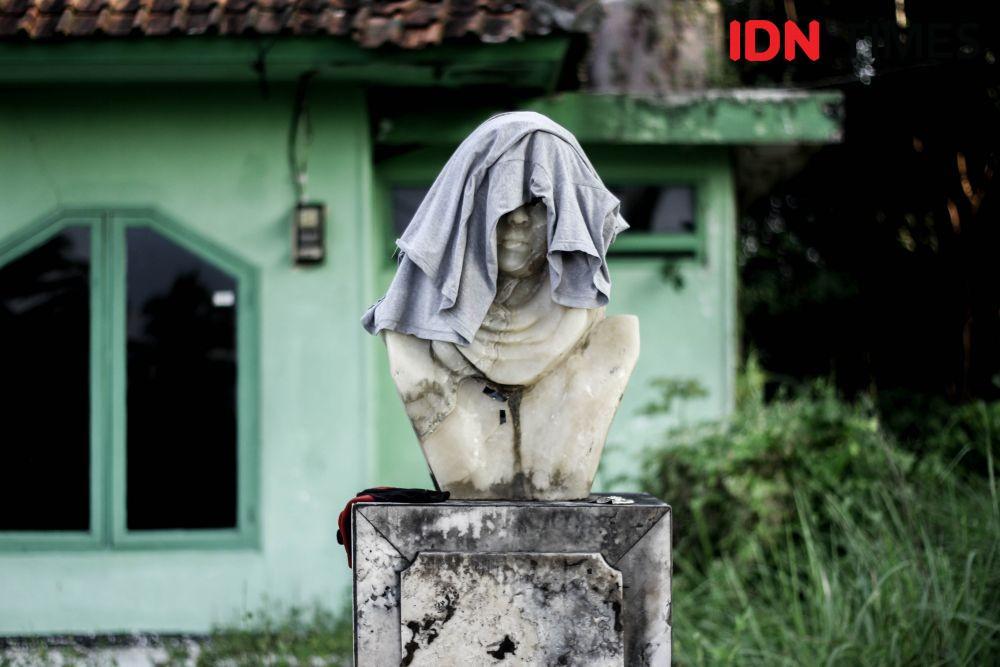 [FOTO] Melihat Makam Nike Ardilla yang Asri Sekaligus Terbengkalai