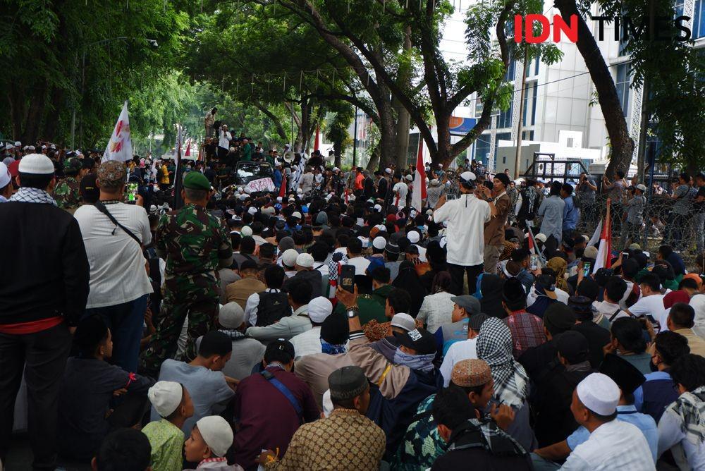 [BREAKING] Massa di DPRD Sumut Terpecah Dua, yang Satu Blokir Jalan