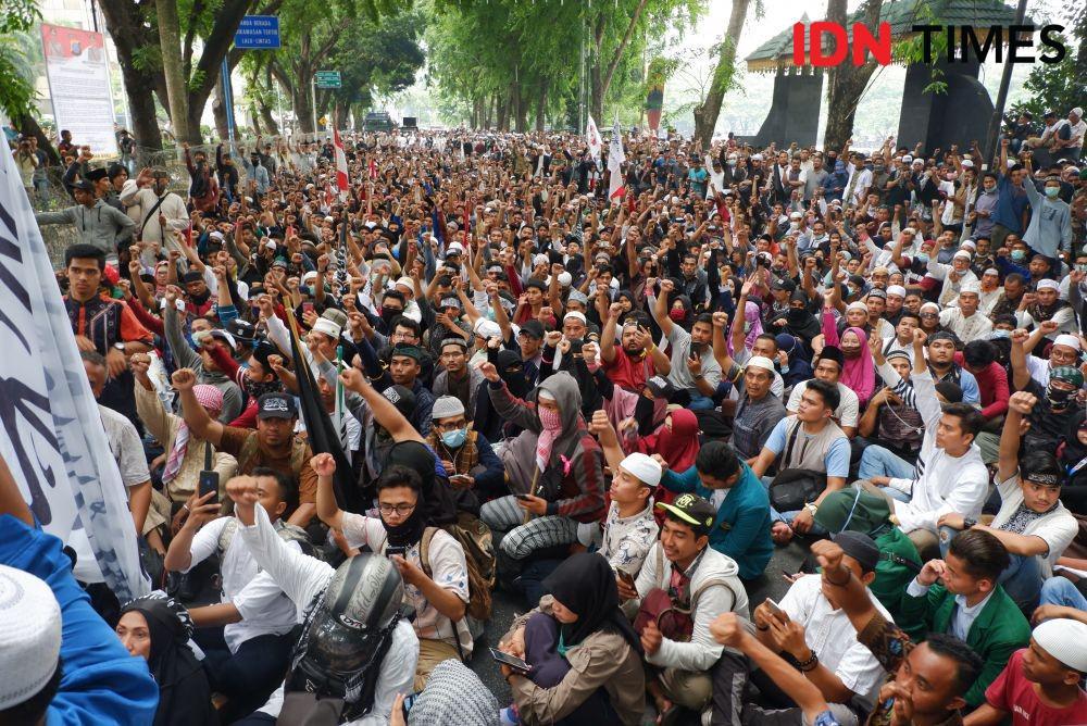 [BREAKING] Geruduk Kantor DPRD Sumut, Massa GNKR Ancam Menginap
