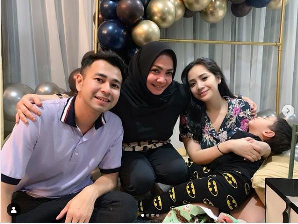 7 Potret Sudut Rumah Mewah Rieta Amilia, Perabotannya Bergaya Klasik