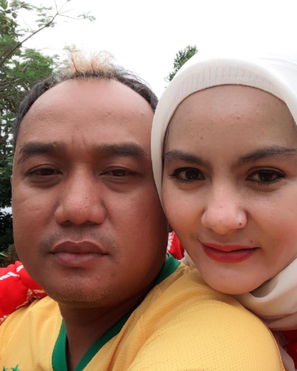 10 Potret Bahagia Azis Gagap dan Istri Kedua, Manis Banget Deh!