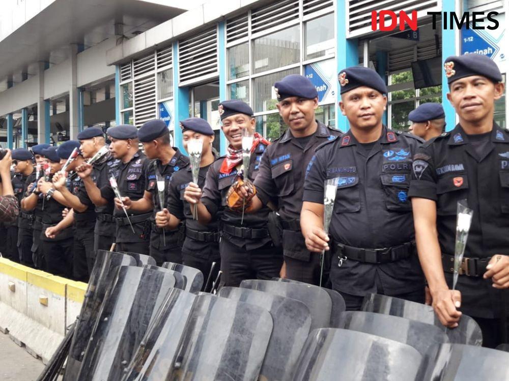 Dikasih Mawar Merah, Senyum Personel TNI dan Polri Merekah di Bawaslu