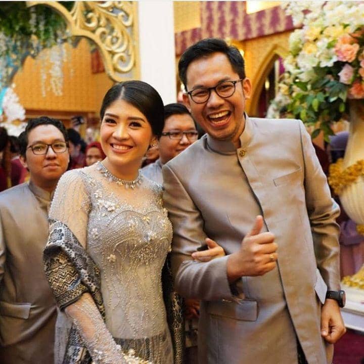 Jarang Terekspos, Ini Potret Menawan Istri Ketua KPI Yuliandre Darwis