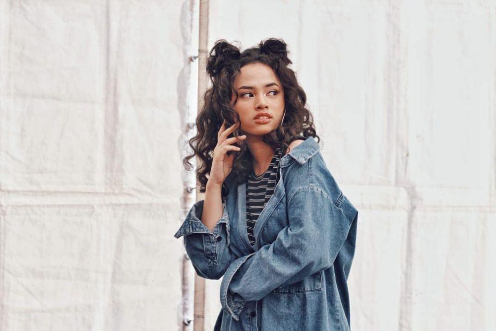 10 Pesona Wizzy Saraswati, Tampil Kece dengan Rambut Ikalnya