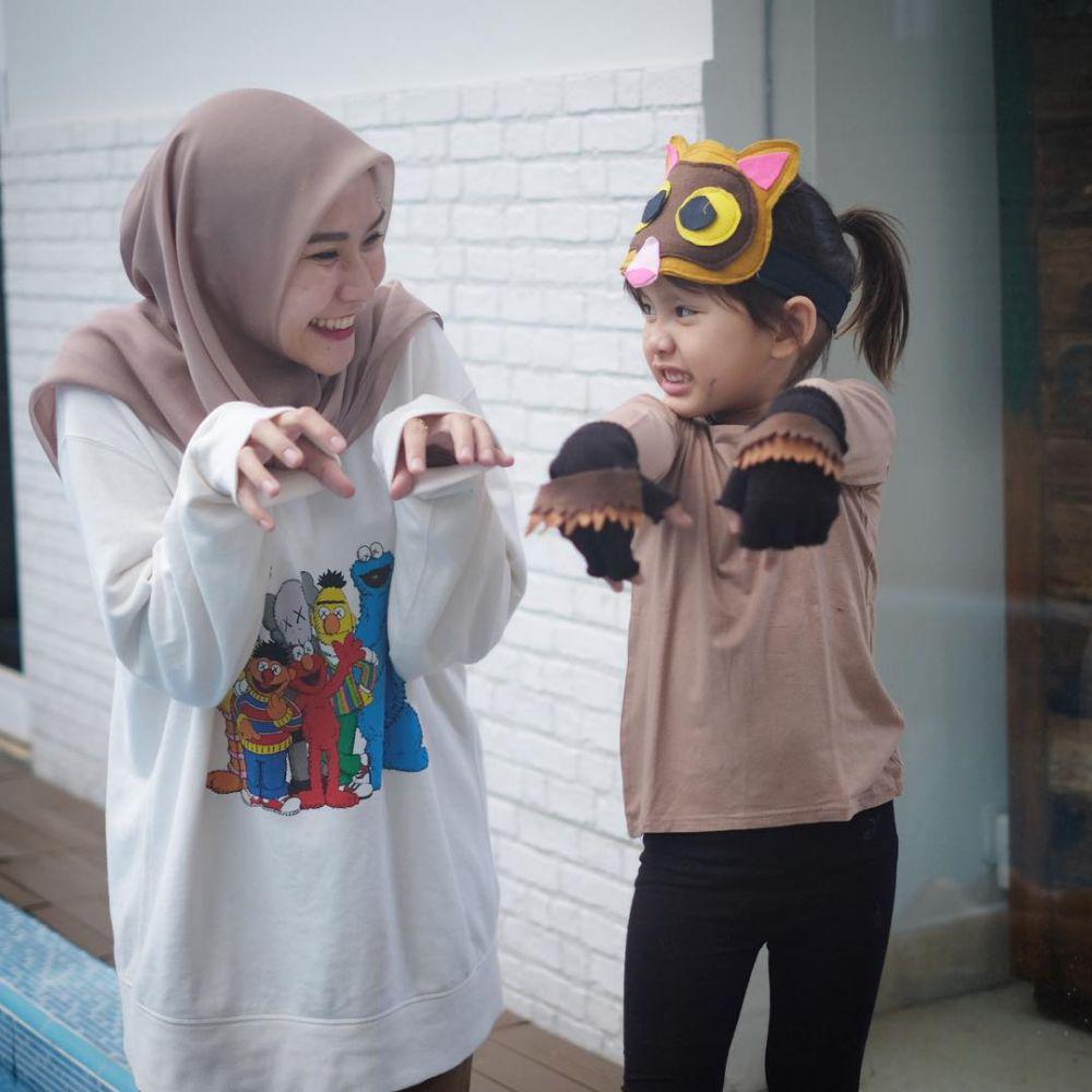 9 Potret Kala Madali, Putri Kedua Zaskia Mecca yang Hobi Body Painting