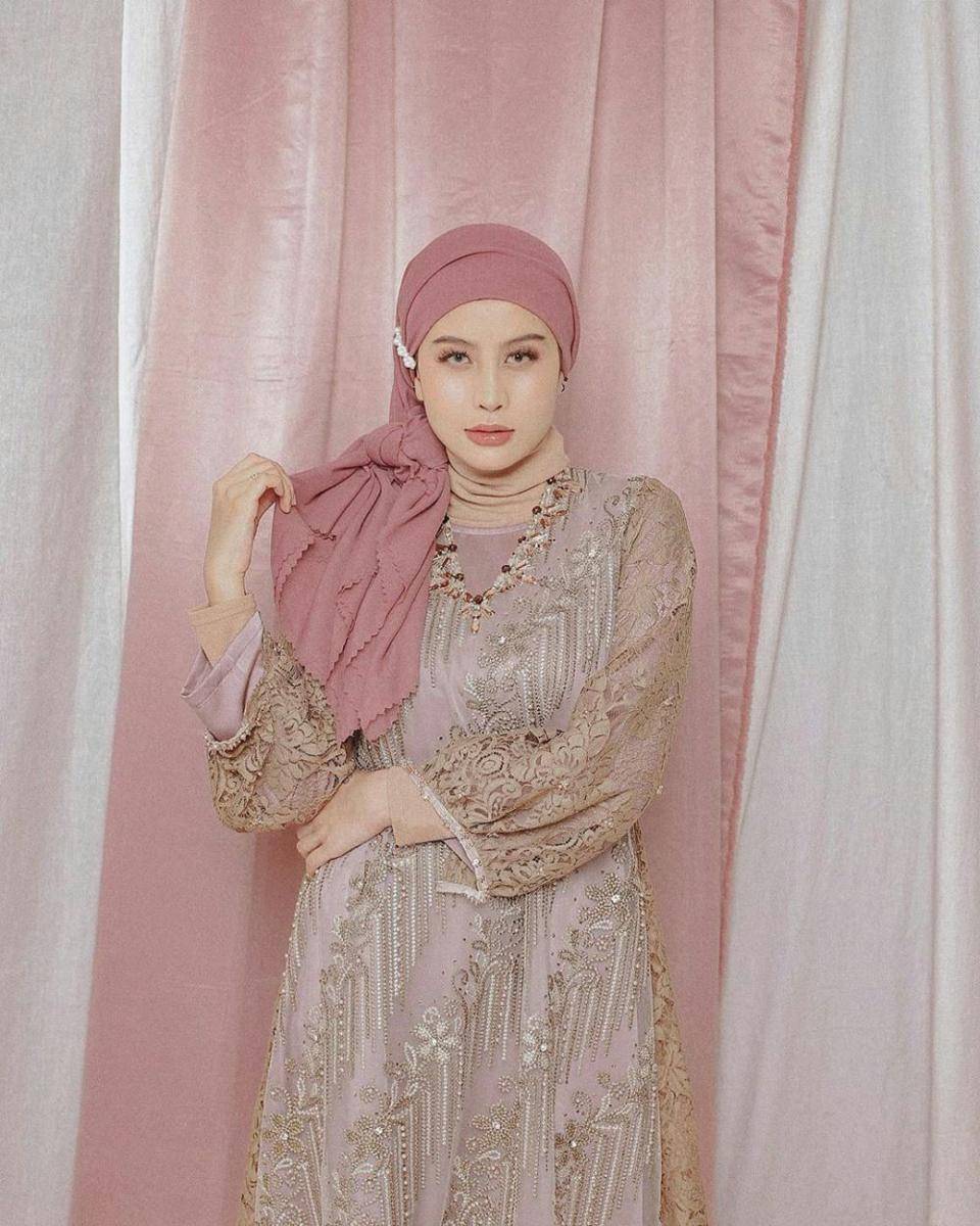 instagram.com/awkarin