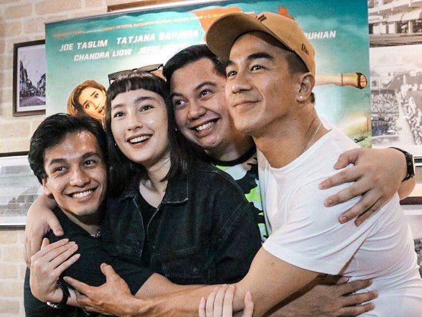 10 Potret Kekompakan Pemain Film Hit & Run, Akrab Banget!