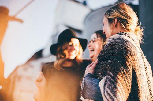 5 Zodiak Ini Setia dalam Hubungan Pertemanan, Setia Kawan Banget