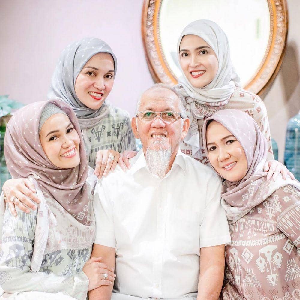 Saling Menghormati, 5 Artis yang Beda Agama dengan Kakak dan Adik