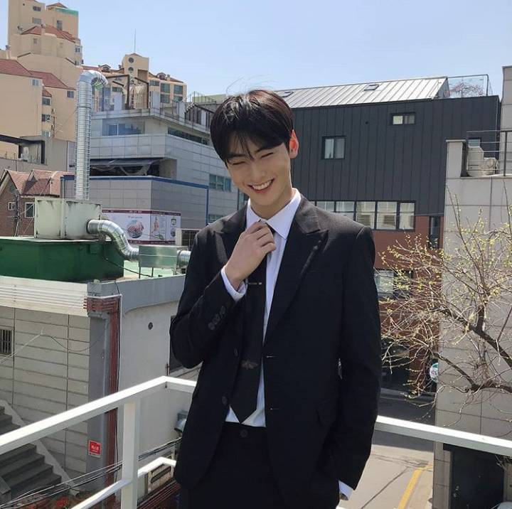 instagram.com/eunwo.o_c