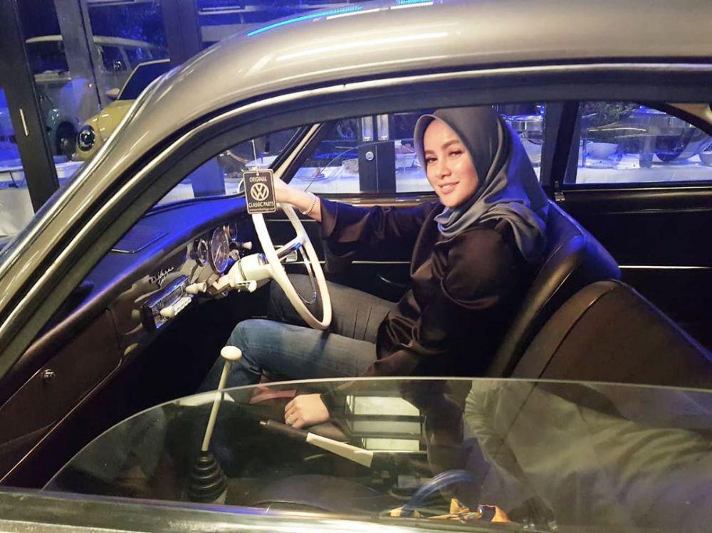 8 Potret Olla Ramlan yang Memutuskan untuk Berhijab, Pangling!