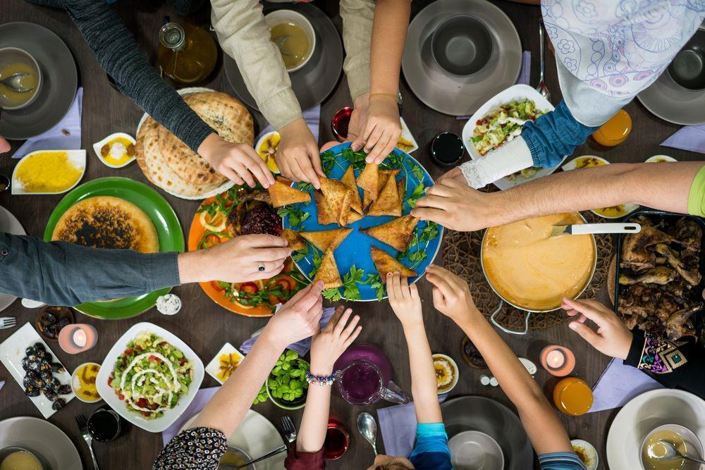 5 Suasana Bukber Paling Unik di Dunia, Salah Satunya di Indonesia Lho!