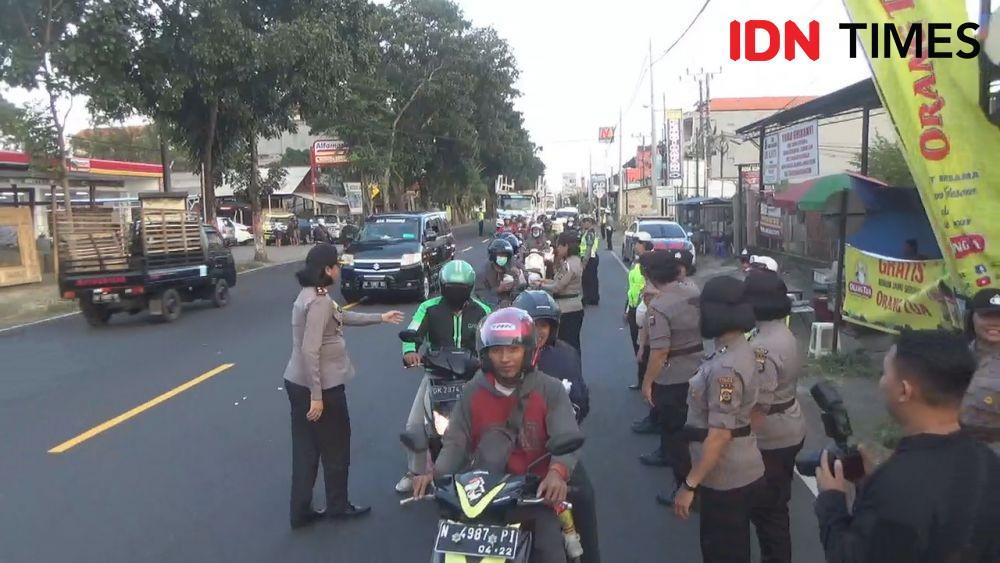Potret Polwan Bagi Takjil Gratis di Jalur Mudik Denpasar-Gilimanuk