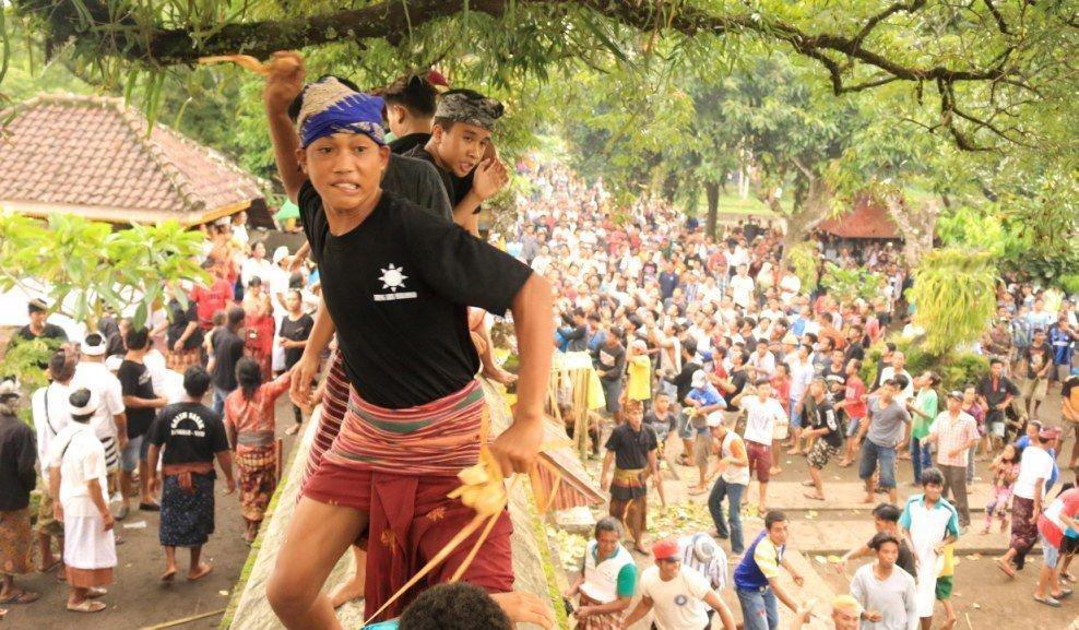 Menelusuri Keunikan Tradisi Perang Topat di Pulau Lombok