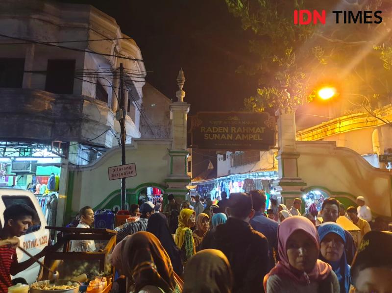 Menemui Para Pencari Lailatul Qadar di Masjid Ampel