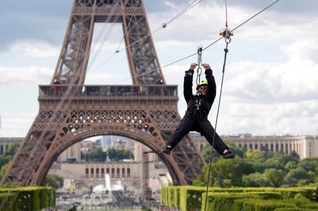 Menara Eiffel Punya Flying Fox Terindah di Dunia, Gratis Lho!