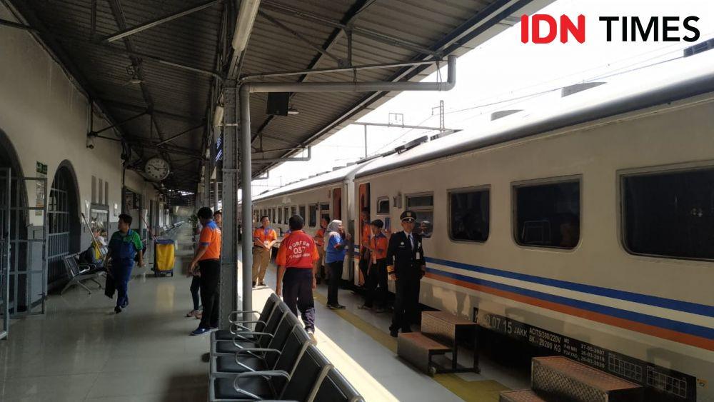 H-6 Lebaran, Stasiun Pasar Senen Masih Ramai Normal