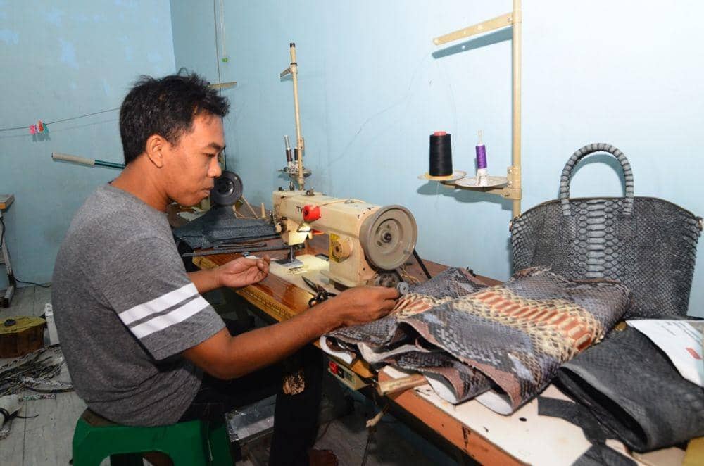 Tas Kulit Ular Desa Lemahbang, Harga Jutaan Tembus Eropa