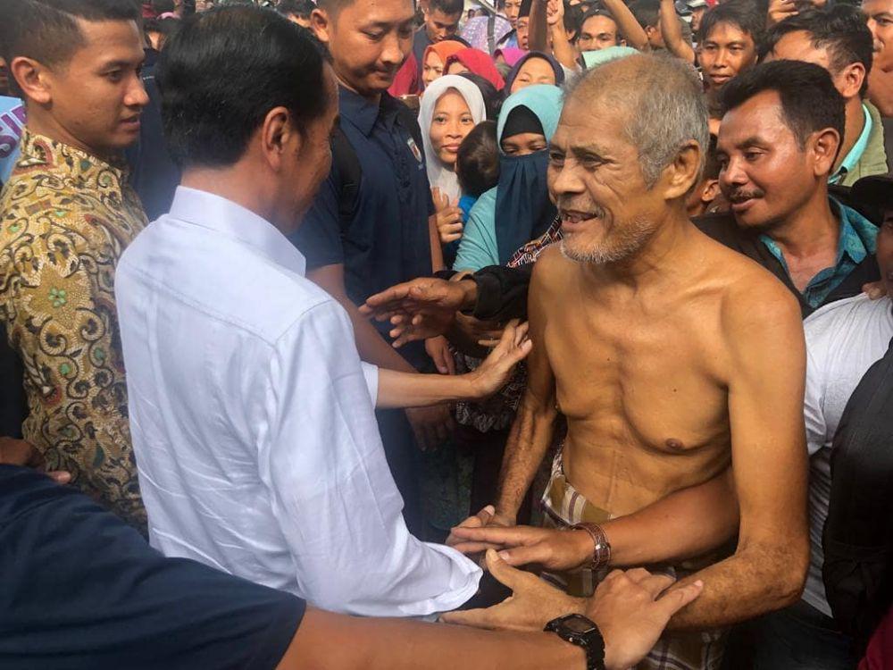 7 Momen Haru Presiden Jokowi Blusukan Bertemu Rakyat, Gak Berjarak!