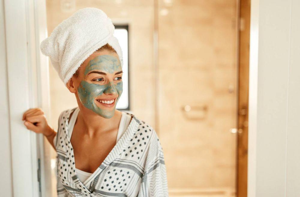 5 Cara Mengencangkan Kulit Wajah dengan Masker Alami