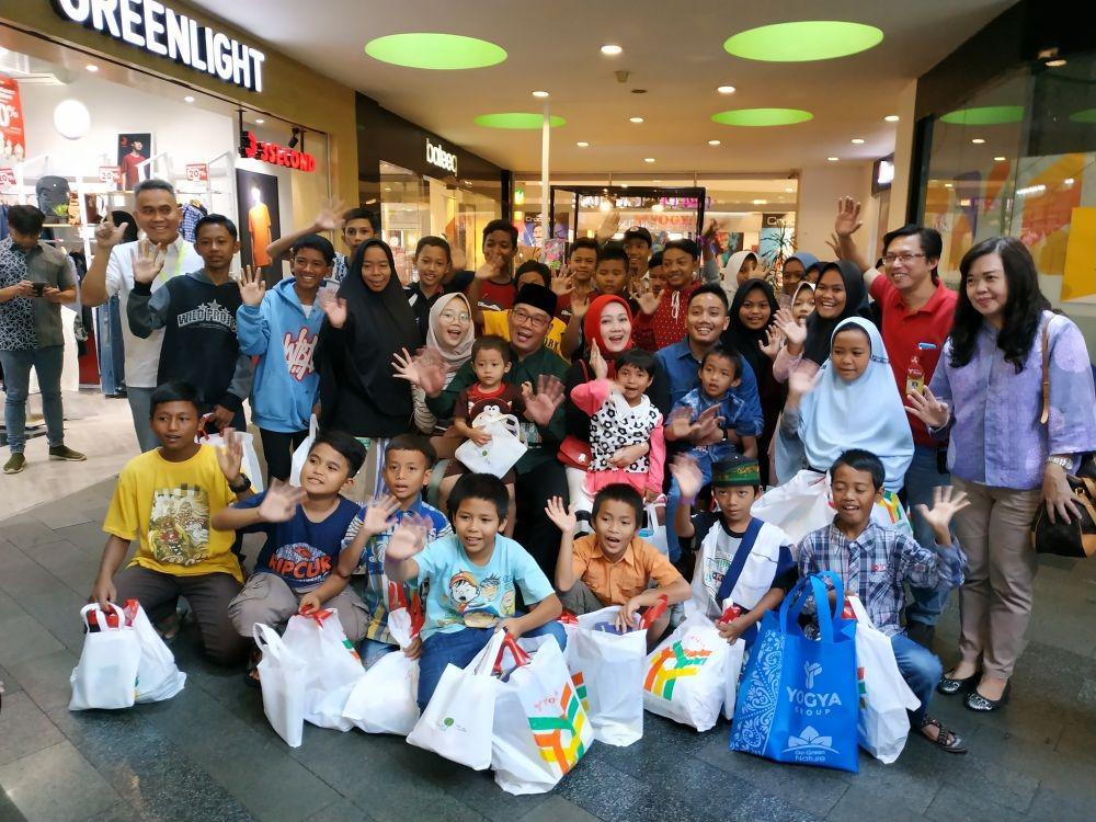 Momen Haru Saat Ridwan Kamil Ajak 29 Anak Yatim Berbelanja di Mal