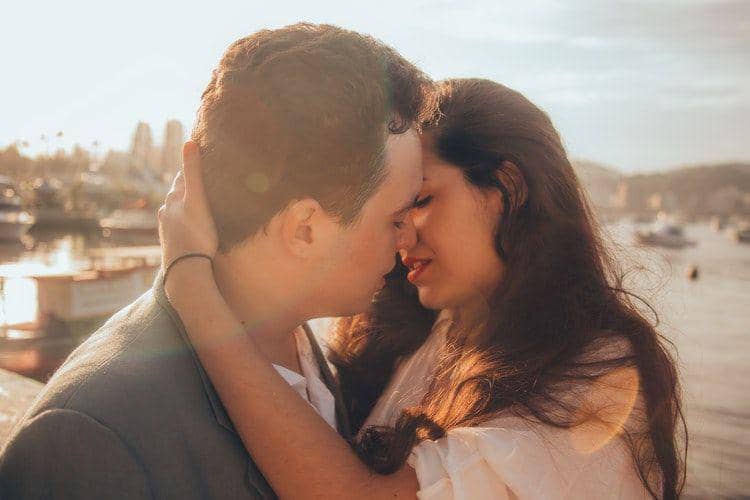 4 Infeksi Menular Ini Bisa Muncul Gara-gara Ciuman, Waspada Ya