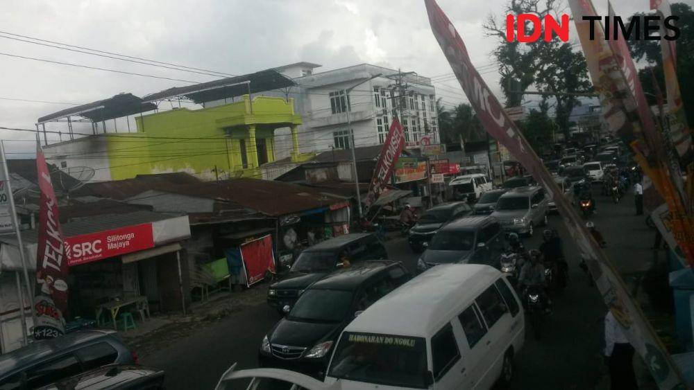 Ilustrasi arus lalu lintas Parapat (IDN Times/Patiar Manurung)