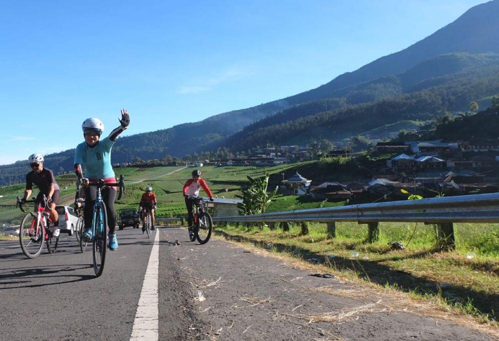 Libur Lebaran, Ganjar dan Istri Gowes di Jalur Ekstrim Gunung Lawu