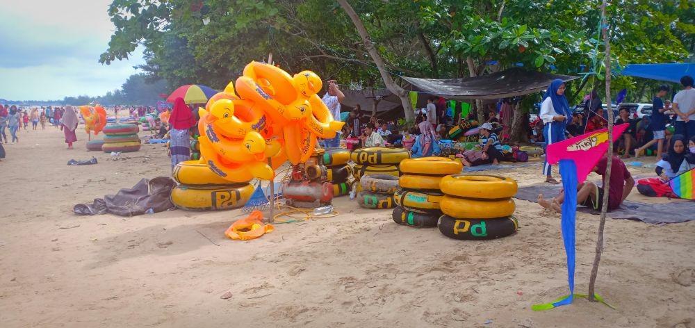 Libur Lebaran, Pemilik Sewa Pelampung di Pantai Manggar Meraup Untung
