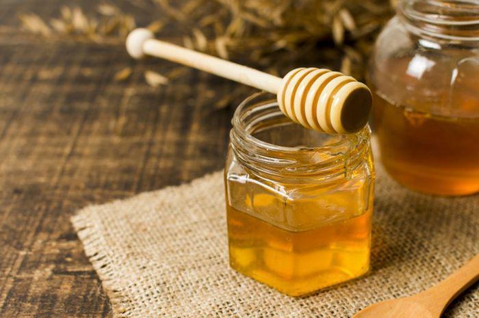 7 Tips Perawatan Rambut & Kulit Menggunakan Madu di Malam Hari