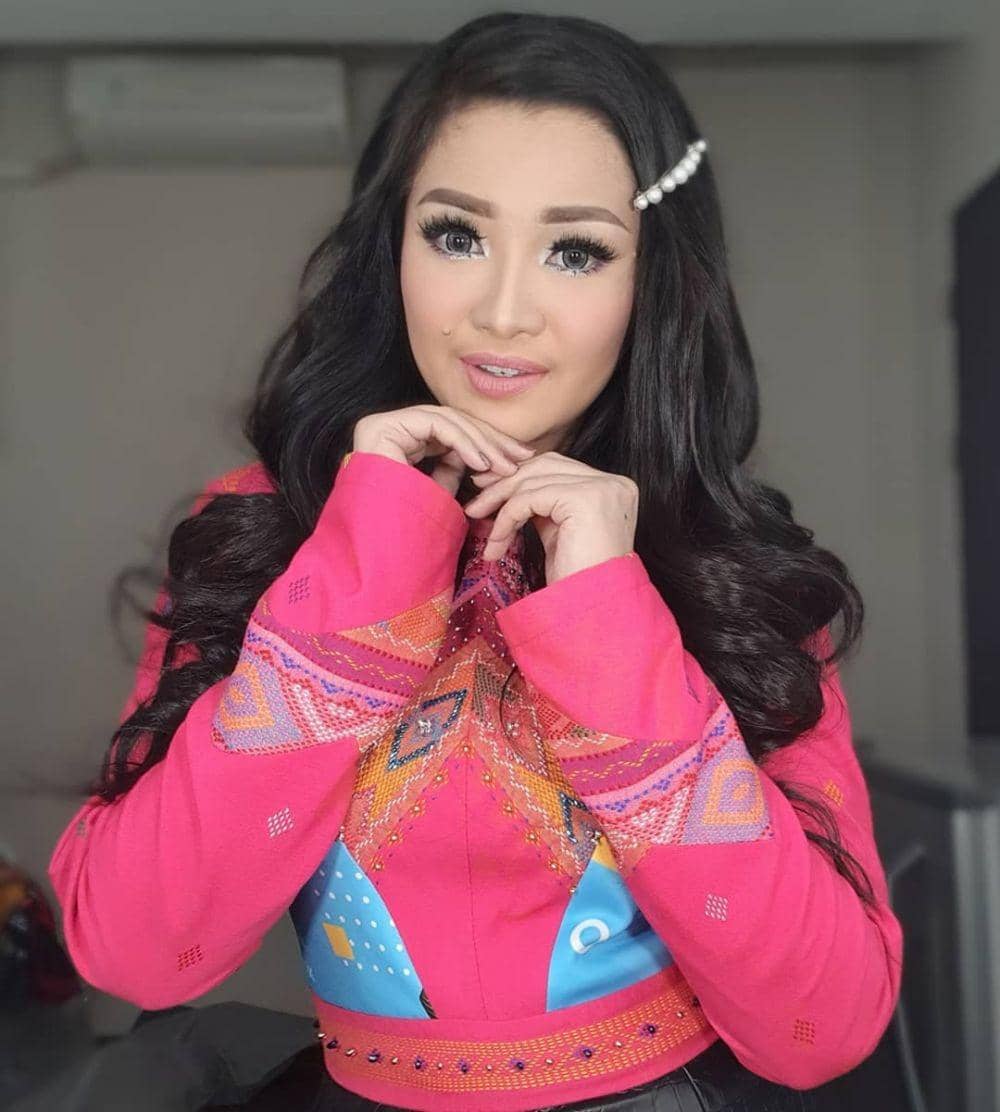 instagram.com/fitricarlina