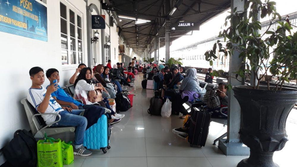 Arus Balik Lebaran, Stasiun Pasar Senen Dipadati Kedatangan Pemudik