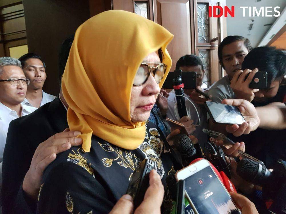 (Eks Dirut Pertamina Karen Agustiawan tengah menjawab pertanyaan media usai mengikuti sidang vonis) IDN Times/Santi Dewi