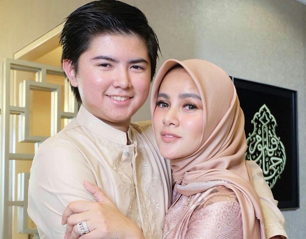 7 Potret Olla Ramlan & Putranya Sean yang Terlihat Seperti Saudara