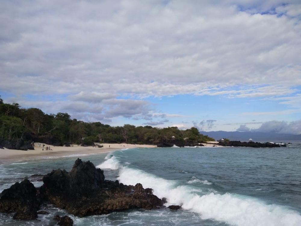 Pesona Pantai Watotena Adonara di Flores Timur