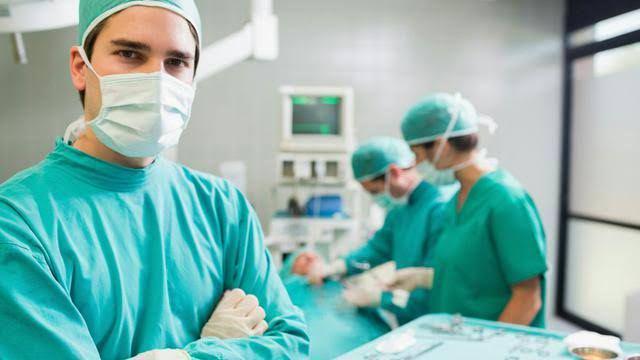 Ini Alasan Dokter Memakai Baju Warna Hijau Saat Operasi Pasien