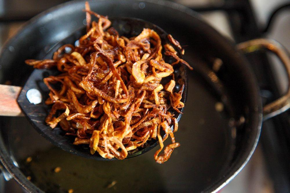 9 Tips Mudah Bikin Bawang Goreng Super Renyah di Rumah
