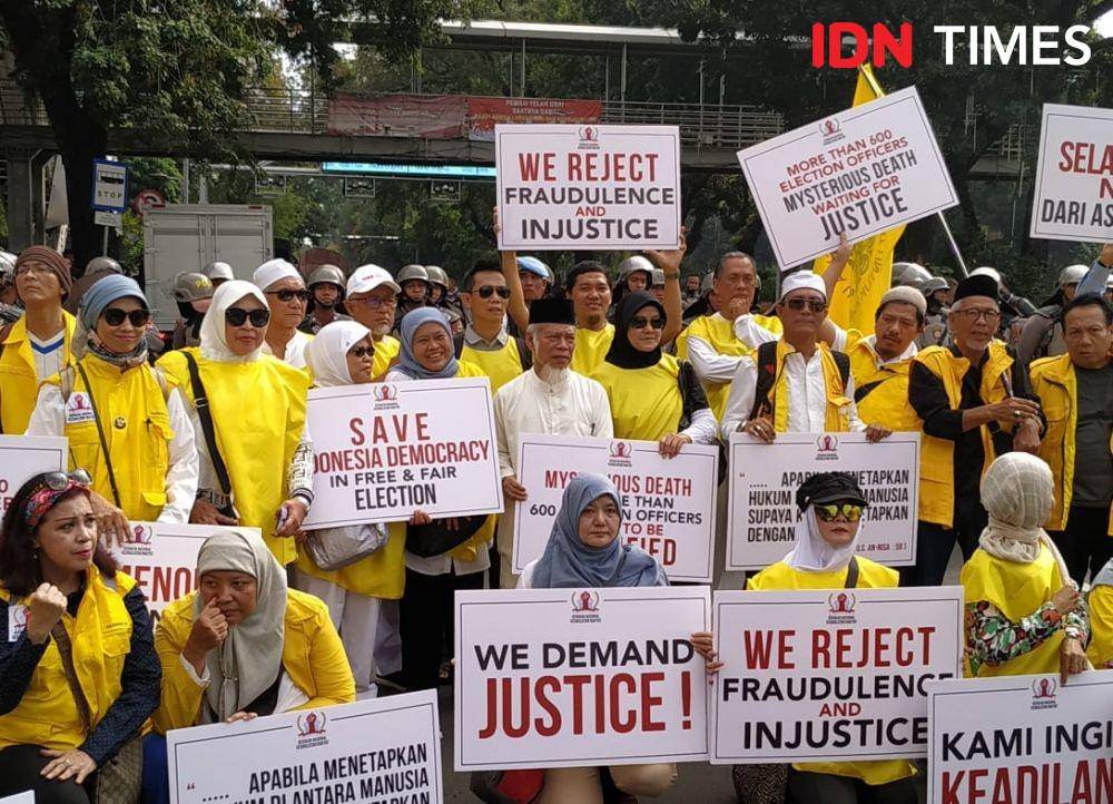 (Eks penasihat KPK Abdullah Hehamahua bersama massa yang menamakan diri Gerakan Nasional Kedaulatan Rakyat) IDN Times/Muhamad Iqbal