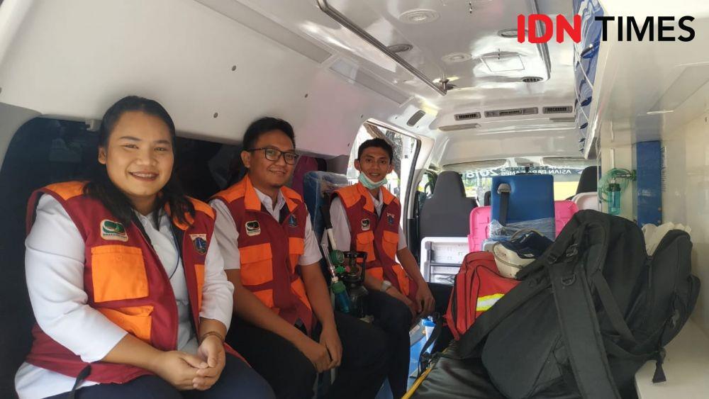 Ambulans Pemprov DKI Jakarta Tetap Siaga di Jalan Medan Merdeka Barat