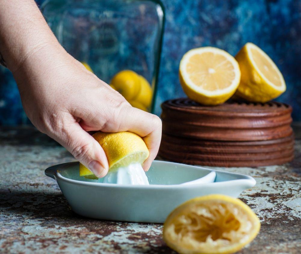 5 Kandungan Ajaib dalam Air Lemon yang Membuatnya Baik Bagi Kesehatan