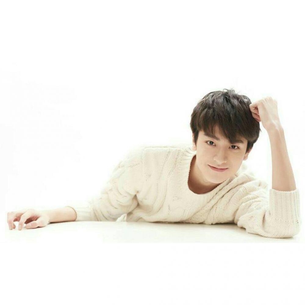 5 Fakta Lin Yi, Bintang Menawan di Drama Put Your Hand On My Shoulder