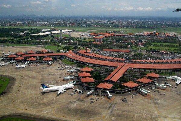 (Bandara Soekarno Hatta) www.wikimedia.com/Gunawan Kartapranata
