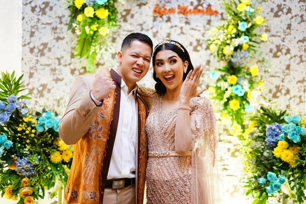 Resmi Tunangan, Ini 10 Potret Bahagia Kevin Liliana dan Calon Suami