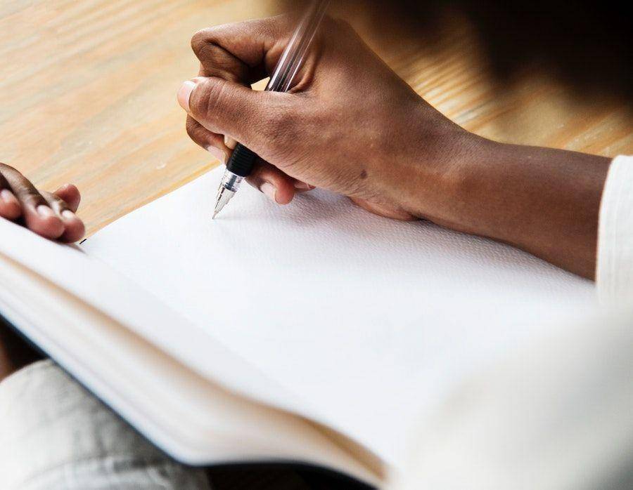 Ilustrasi pembuatan surat (Pexels.com/Rawpixel)