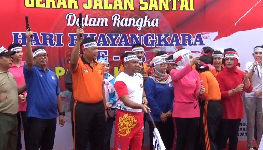 Gerak Jalan Santai, Puluhan Ribu Warga  Tumpah di Lapangan Merdeka