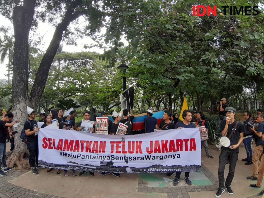 Tuntut Anies Batalkan Reklamasi, Puluhan Orang Jalan Mundur 500 Meter