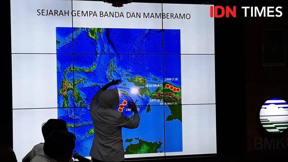 BMKG saat mengamati salah satu kejadian gempa bumi di Tanah Air. (IDN Times/Fitang Budhi Adhitia)