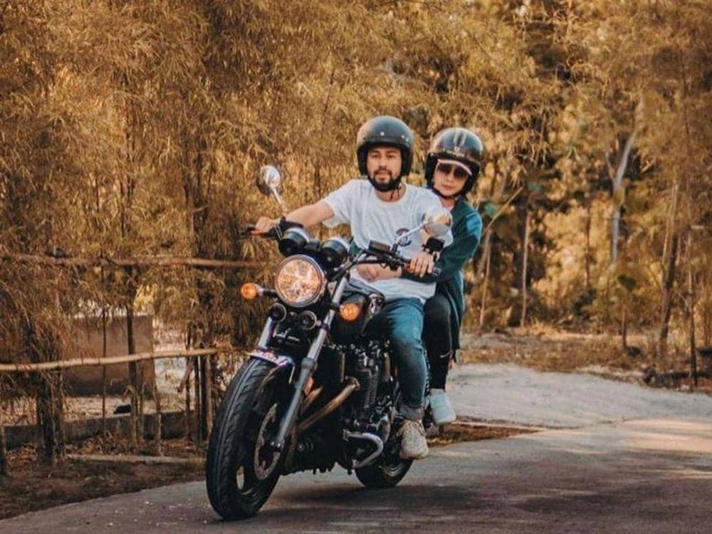 10 Potret Mesra Raffi dan Gigi Naik Motor Menikmati Jalanan Bali