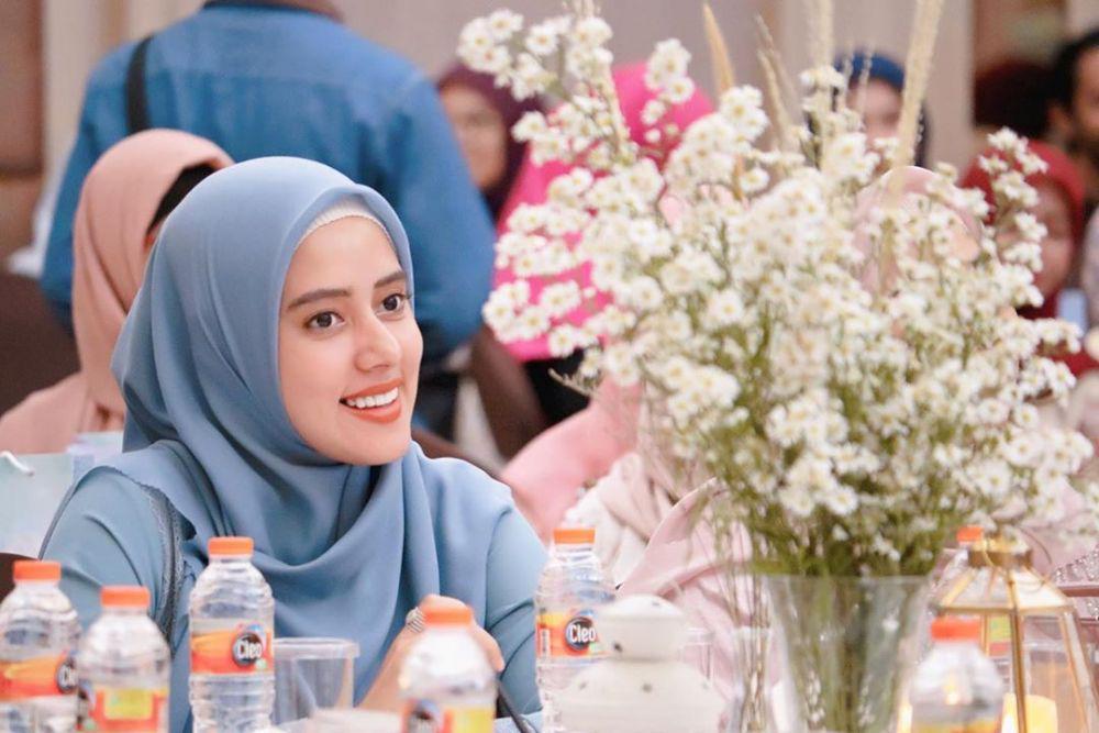 9 Potret Fairuz A Rafiq dalam Balutan Hijab Simpelnya, Anggun Banget