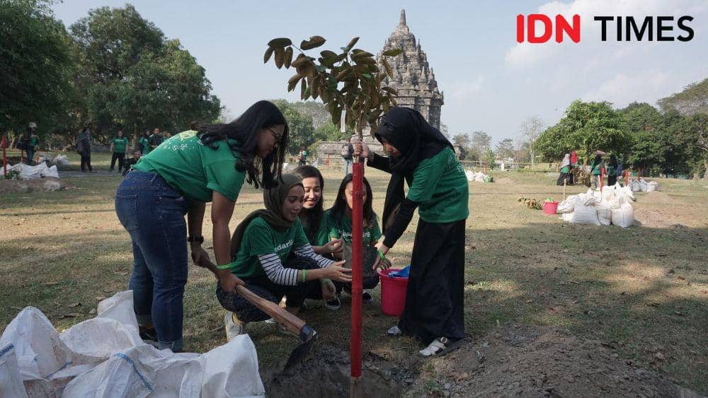 Djarum Foundation Ajak Ratusan Mahasiswa Hijaukan Candi Prambanan